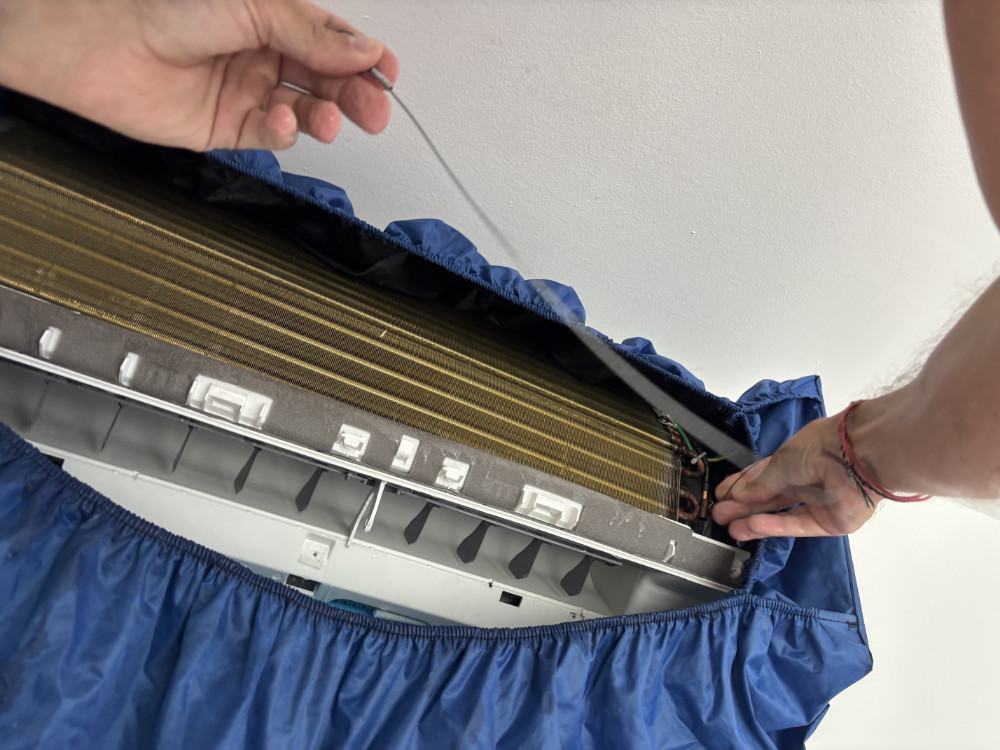 Chemical Air Conditioner Cleaning with a Cleaning Bag